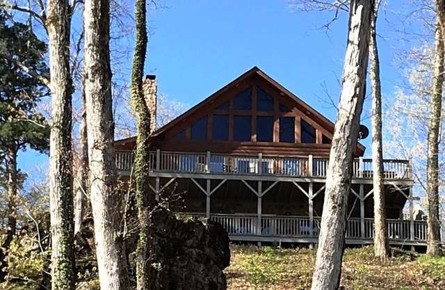 Family-friendly Cabin w/150 ft Current River frontage in Ozark Scenic River