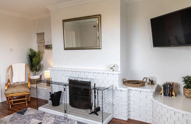 Family friendly cottage with countryside views & spacious garden