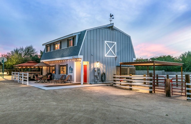Family Friendly Guesthouse/Entertainment Patio/Sportscourt and Hiking