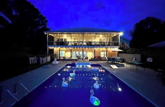 Family friendly lakehouse with swimming pool, dock, ping pong, Foosball & kayak.