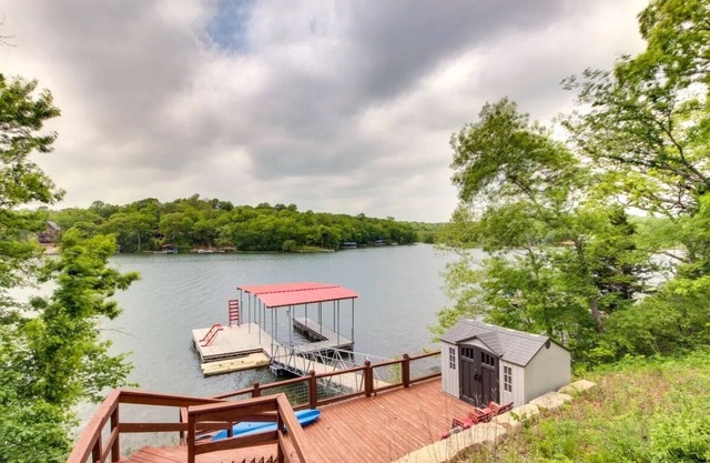 Family Friendly Lake House -1 hour from KC!