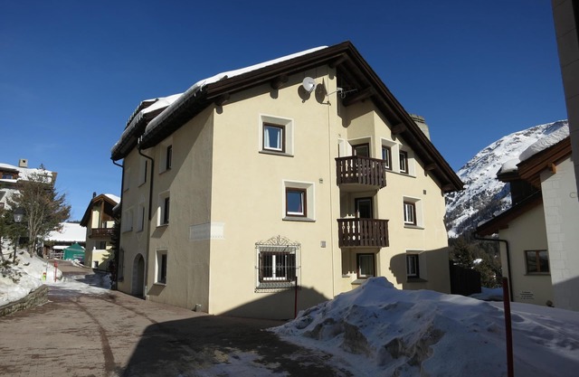 Family-friendly, quiet apartment in a beautiful Engadine house