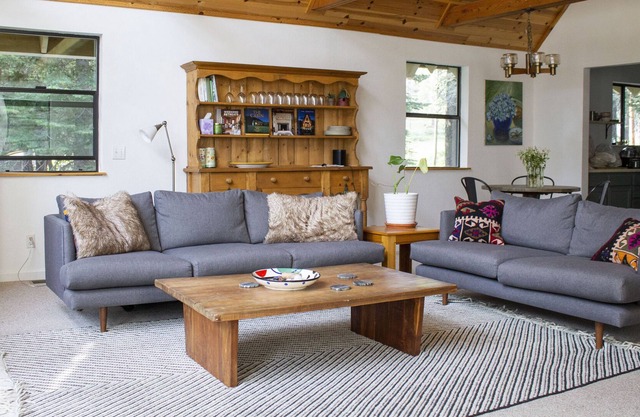 Family Friendly Summit Chalet sleeps up to 10