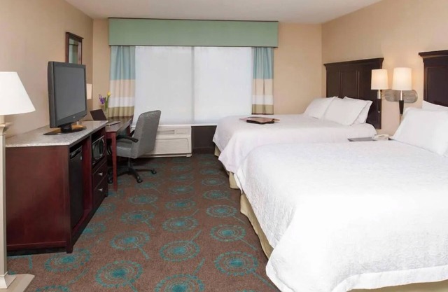 Family-Friendly Suite w/Full Kitchen & Pool Access – Close to Notre Dame