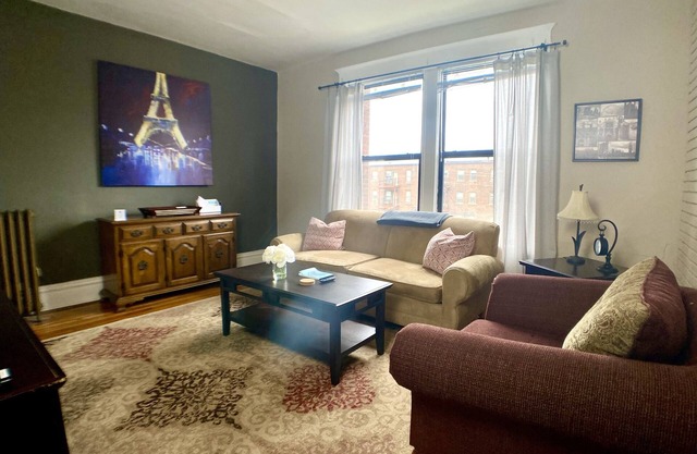 Family-friendly suite with King+Queen beds-Steps to Metrolink Off-Street Parking
