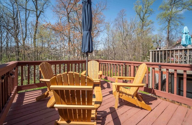 Family-Friendly Townhouse w/3 Suites & Parking