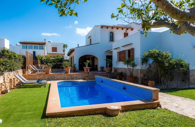 Family-friendly townhouse with private pool – Casa Dos Estels