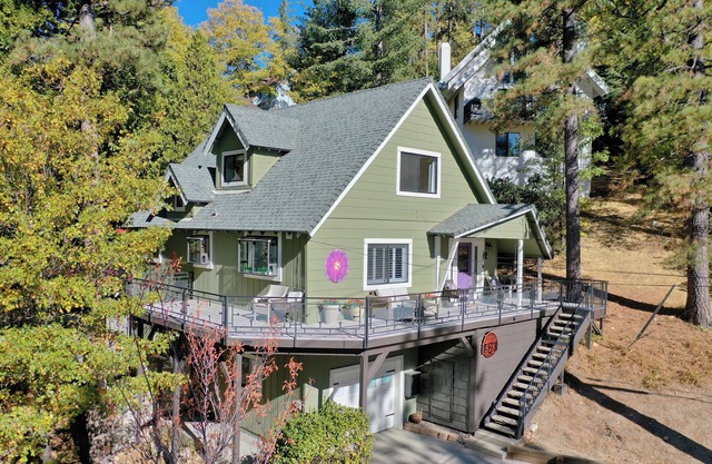 family friendly, jacuzzi, fireplace, gameroom, BBQ, fire-pit, ev charger hammock