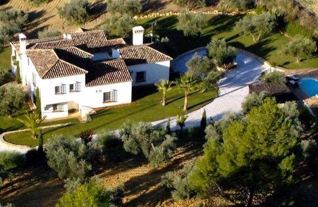 Family friendly villa, private pool and barbecue, 10 min drive from Ronda