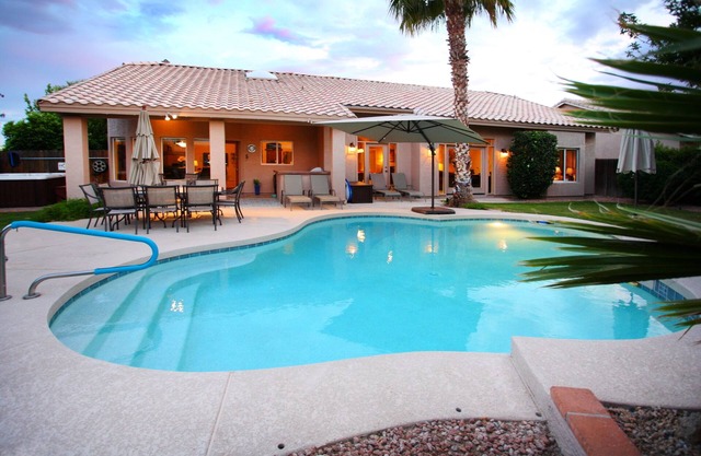 Family Friendly - Walk to Kierland - Pickleball/Pool Table/Bikes/BBQ