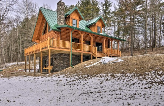 Family-Friendly Warsaw Cabin with Deck and Fireplace!