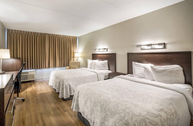 Family & Friends Getaway! 3 Great Units, FREE Parking,. Steps to Woburn Mall!