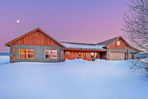 Family Fun Fireplace & Huge Deck