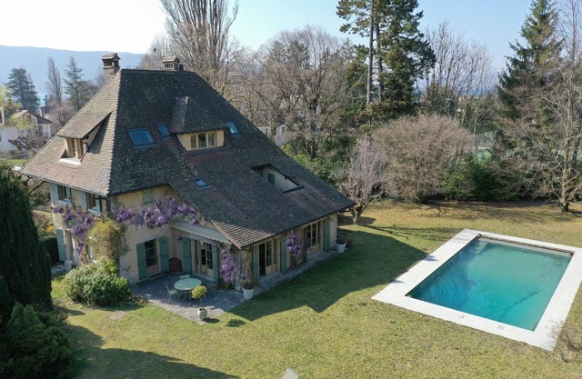 Family home 200 m from the lake with heated swimming pool