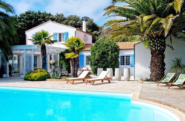 Family home sleeps 10, Swimming pool, Jacuzzi, Petanque, Gym.