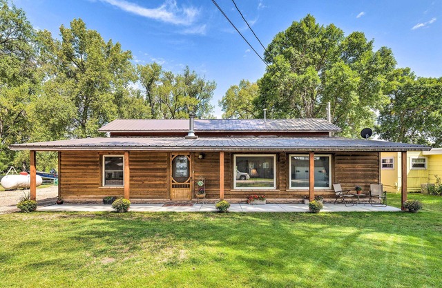 Family Home w/Hot Tub - Walk to Johnson Lake!