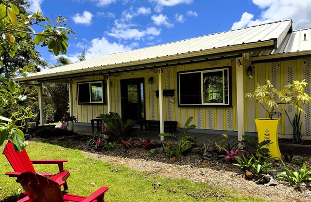 Family House by the Waterfall - Private, Countryside, Waipio, Stream, WiFi, Laundry