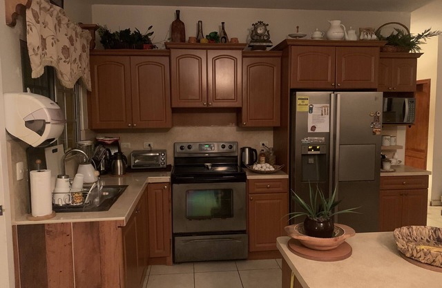 Family house close to tourist, basic and medical services. Security 24/7!