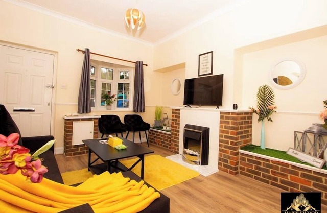 Family house in Farnborough, free parking