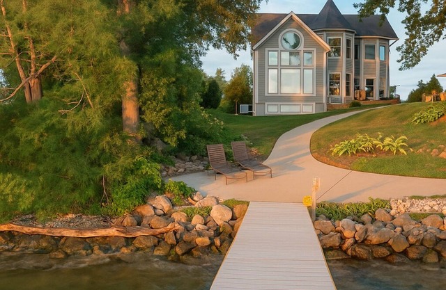 Family lake retreat w/hot tub! Amazing sunsets!