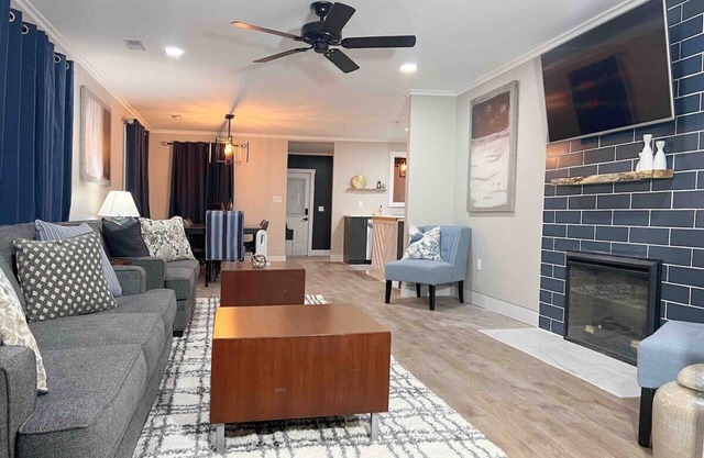 Family Retreat, Prime Location in Decatur