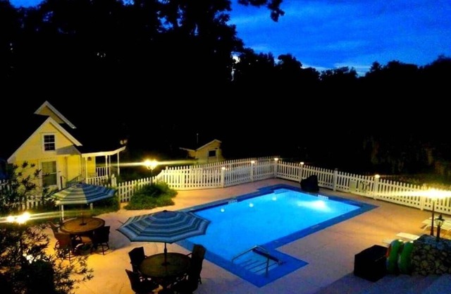 FAMILY REUNIONS LOVE US. -5 miles to The Villages POOL HOT TUB SLEEPS UP TO 20