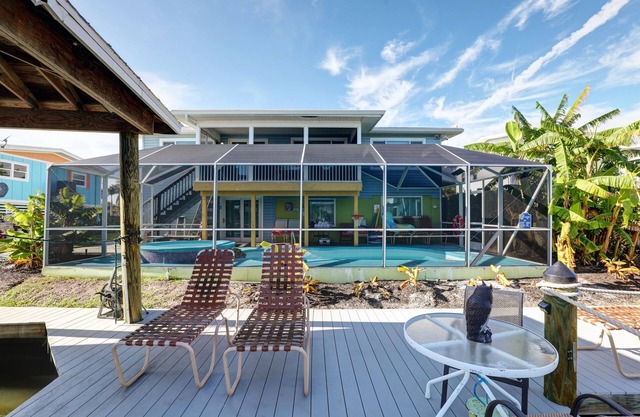 Family setting, Fishing, Fast Wifi, Dogs ok, Hot tub, Private Beach aces, dock .
