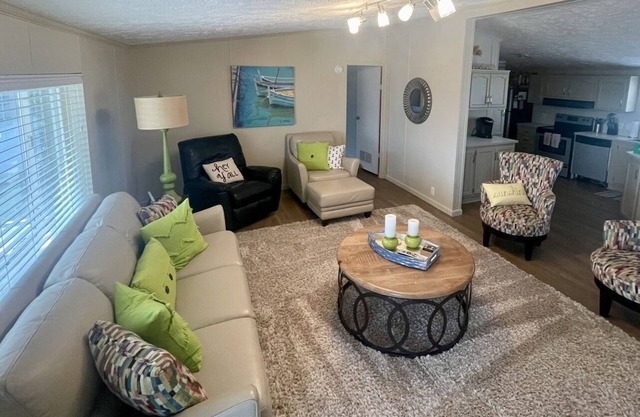 Family-size home @ Lake Barkley— .5 mile from Mineral Mounds golf course & ramp