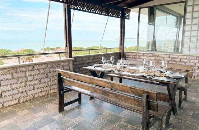 Family sized Beachside Apt, with sunset views + BBQ