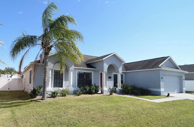 Fantastic 4 bed detached home, large pool, great pool deck, Disney 9 miles!