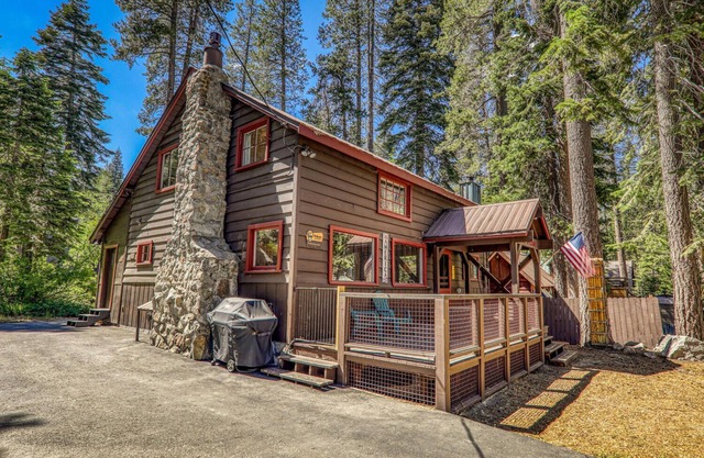Fantastic 5-bedroom cabin just minutes walk to West End Beach, Donner Lake.