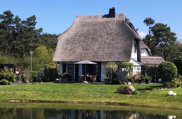 Fantastic 5 * Thatched cottage on the water with sauna, outdoor Jacuzzi, fireplace u. v.