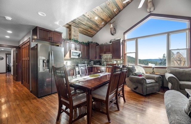 Fantastic and secluded house with two lofts, balcony, & swing set - near hiking