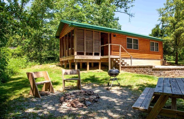 Fantastic Cabin with Fireplace and Hot-tub in Herod, Illinois