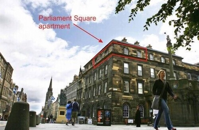 Fantastic corner 2 bedroom property with astounding views of the famous historic Royal Mile.