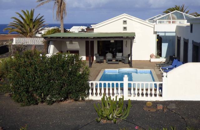 Fantastic Located Villa with Heated Pool Hottub Wifi and turfed green Bbq area