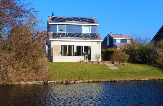 Fantastic location on the lake, Beach Park Texel, house 158