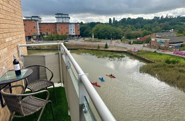 Fantastic River Views Apartment| Pass the Keys