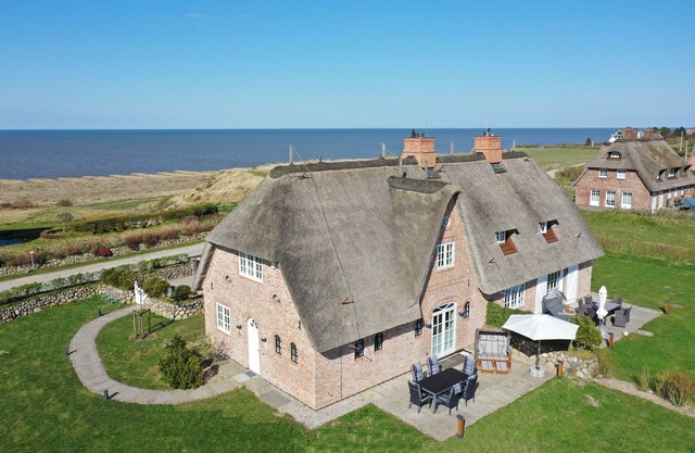 Fantastic semi-detached house under thatch.
