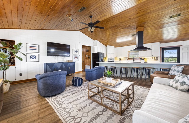 FANTASTIC SPECIALS-Charming Bay Front in Elberta, AL-2 BOAT SLIPS-SLEEPS 12