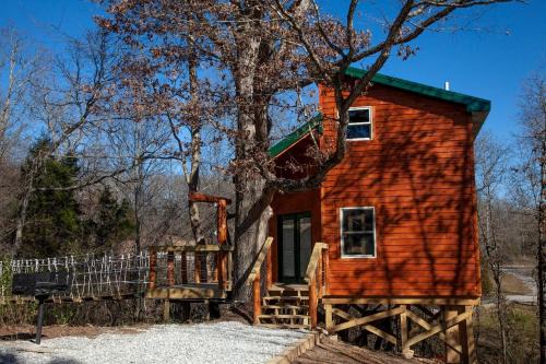 Fantastic Treehouse with Fire Pit and Hot-tub in Herod, Illinois