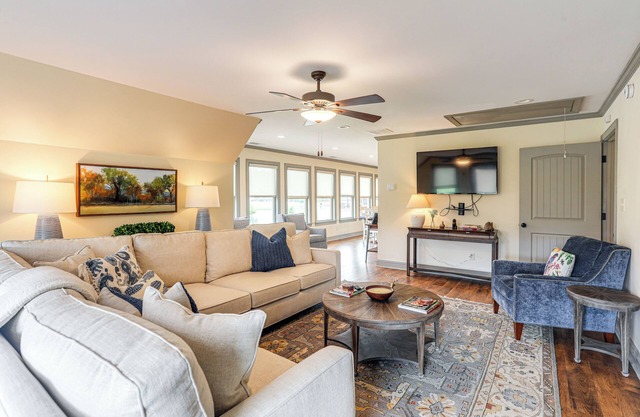 Farm & Lake Views: Rural Mississippi Loft Apt