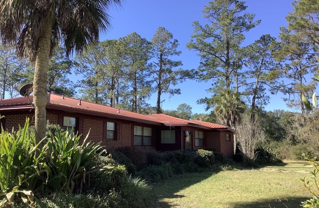 Farm Stay 3 miles from Live Oak