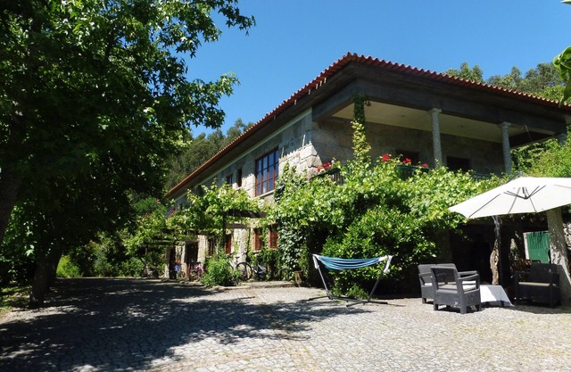 Farmhouse accommodation for 10 people, with private pool, BBQ, garden and Wifi .