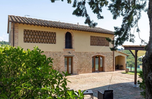 Farmhouse in Tuscany with Pool & Vineyard View