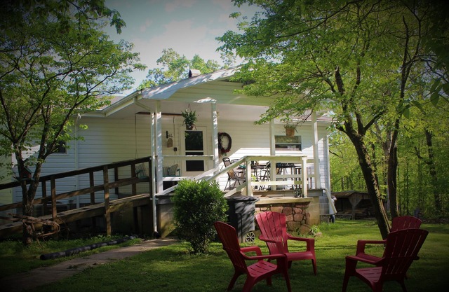 Farmhouse on 5 acres, many attractions and destinations close by.