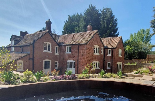 Farmhouse. Sleeps 10. Hot tub & pool table.