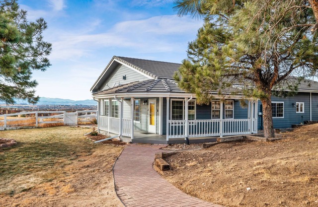 FARMHOUSE W/MOUNTAIN VIEWS!