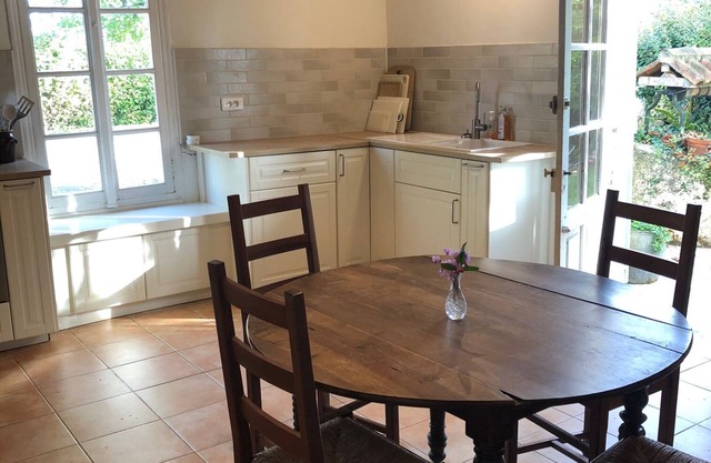 Farmhouse with Private Pool and Fenced 1 Acre Garden