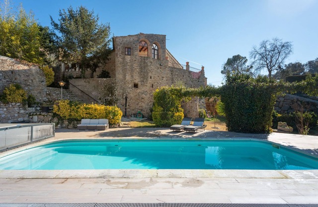 Farmhouse with pool and private access to the river